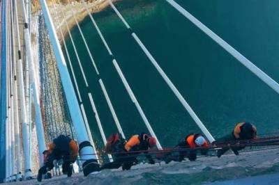 Хабаровские спасатели продолжают откалывать лёд с моста во Владивостоке - hab.aif.ru - Россия - Приморье край - Хабаровск - Владивосток