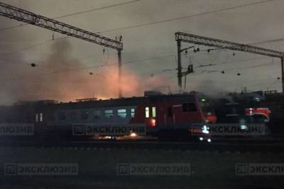 В Санкт-Петербурге ночью загорелся поезд - ivbg.ru - Россия - Санкт-Петербург - р-н Кировский - Россияне