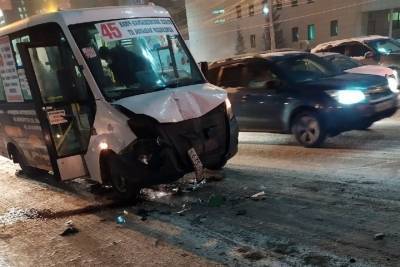 Пассажирка пострадала из-за тарана маршруткой автобуса в Новосибирске - novos.mk.ru - Новосибирск