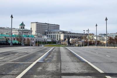 Петр Бирюков - На Большом Каменном мосту начался монтаж отреставрированного чугунного ограждения - m24.ru - Благоустройство