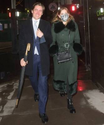 принц Уильям - Елизавета II - Кейт Миддлтон - принцесса Беатрис - принцесса Евгения - Редкое фото: принцесса Беатрис и ее муж гуляют по городу как обычные лондонцы - skuke.net