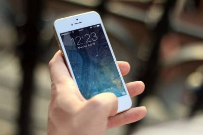 Эксперты объяснили, экраны каких смартфонов вредны для человека - lenta.ua - Украина