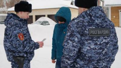 Пензячка помешала двоим мужчинам украсть уличное ограждение - penzainform.ru - Пенза