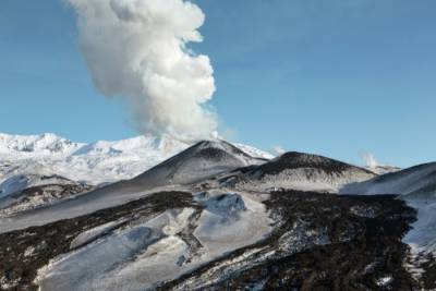 Шестикилометровый столб пепла поднялся над Ключевским вулканом на Камчатке - interfax-russia.ru - Россия