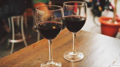 Советы друзей и тематические сайты: россияне назвали критерии выбора вина - politros.com - Россия