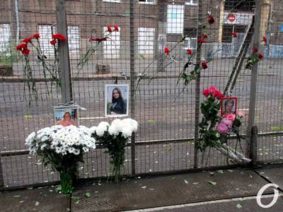 Годовщина одесской трагедии на Троицкой: горожане несут венки и цветы к месту пожара в доме Асвадурова (фото) - odessa-life.od.ua - Одесса