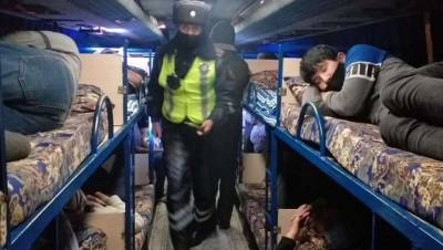 Автобус-гостиницу, оборудованный двухъярусными кроватями, задержали в Атырау - informburo.kz - Казахстан - Шымкент - Атырау