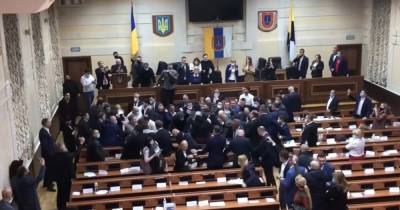 Депутаты устроили массовую драку в Одесском облсовете - ren.tv - Украина - Одесса