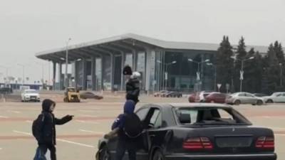 В Харькове маленькие озорники разбили бревном Mercedes – видео - news.24tv.ua - Харьков
