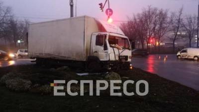 В Киеве Mercedes столкнулся с грузовиком - ru.espreso.tv - Киев - район Оболонский, Киев
