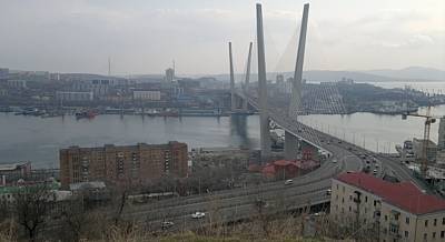 Промышленные альпинисты начали очистку ото льда моста через Золотой Рог во Владивостоке - radiomayak.ru - Приморье край - Владивосток