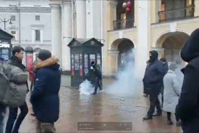 Валерий Соловья - В Петербурге бросили дымовую шашку и задержали Валерия Соловья - mk.ru - Санкт-Петербург