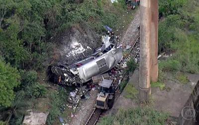 В Бразилии с эстакады упал автобус, 17 погибших - korrespondent.net - Украина - Бразилия - Brazil