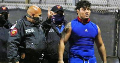 Американский футболист набросился на арбитра во время матча и был арестован полицией (видео) - tsn.ua