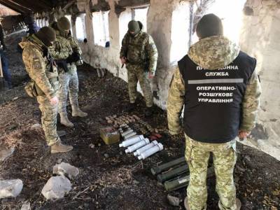 На Донеччине обнаружили крупный арсенал со взрывчаткой (ФОТО, ВИДЕО) - lenta.ua - Украина - Донецк - Донецкая обл.
