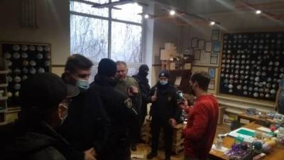 Елочные украшения для армии агрессора: На Клавдиевскую фабрику пришли полиция и СБУ - 24tv.ua