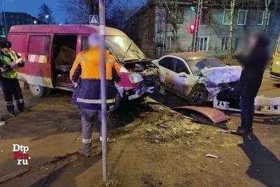 Такси и фургон влобовую столкнулись в Петрозаводске. Видео - karel.mk.ru - Петрозаводск - республика Карелия