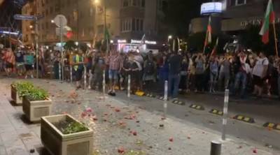 Иван Гешев - Здание правительства Болгарии забросали тыквами в 150-й день протестов - newsland.com - Болгария