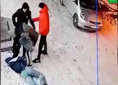 Подростки в Новосибирске жестоко избили девушку-таксистку и угнали ее машину - province.ru - Новосибирск