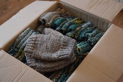 Слепая 62-летняя женщина связала для украинских военных 2100 пар теплых перчаток (ФОТО) - enovosty.com