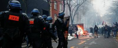 Жеральд Дарманен - Во Франции 67 полицейских пострадали во время акции протеста - runews24.ru