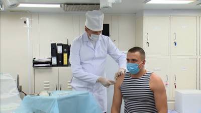 В России на фоне роста заболеваемости началась вакцинация от ковида - vesti.ru - Москва