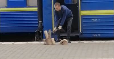 Владимир Жмак - Проводникам "Укрзализныци" приходится рубить дрова для отопления вагонов (фото) - focus.ua - Украина