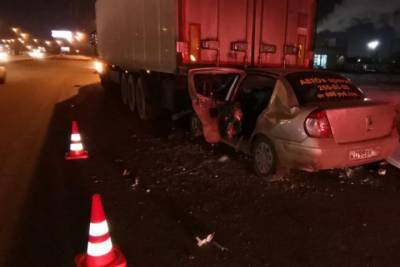 Водитель не выжил: в Новосибирске легковушка врезалась в грузовик - novos.mk.ru - Новосибирск