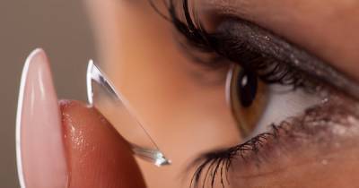 Офтальмолог предупредила о риске "потерять глаз" из-за контактных линз - ren.tv