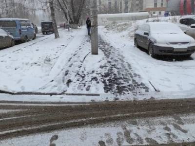 В Уфе после жалоб горожан убрали торчащий посреди тротуара столб - ufatime.ru - Уфа - район Октябрьский