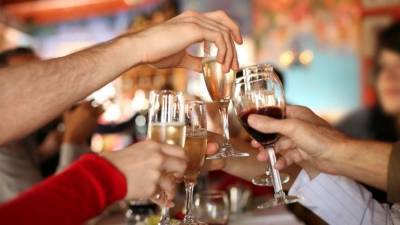 Почему в Новый год россиянам стоит отказаться от алкоголя? — объясняют наркологи - 5-tv.ru - Россия