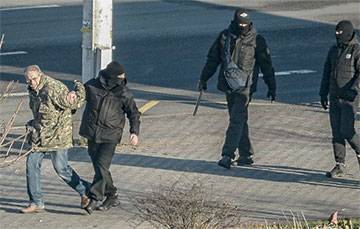 Якуб Колас - Силовики падают на бегу и получают «лещей»: как прошел 120-й день мирных протестов - charter97.org - Белоруссия - Минск