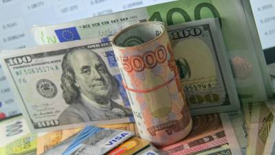 Богдан Зварич - Рубль снижается к доллару и евро в начале торгов - russian.rt.com