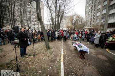 В Беларуси на похоронах активиста задержали ведущего траурной церемонии - from-ua.com - Украина - Белоруссия