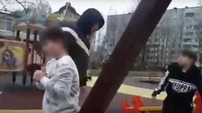 Полиция расследует конфликт мужчины с подростком на детской площадке на проспекте Просвещения - piter.tv - Санкт-Петербург