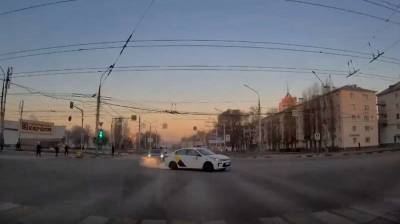 В Воронеже опасный манёвр таксиста едва не привёл к ДТП: появилось видео - vestivrn.ru - Воронеж