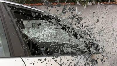 Неизвестный разбил стекло и прострелил мужчине ногу из-за громкой музыки в салоне авто в Петербурге - piter.tv - Санкт-Петербург