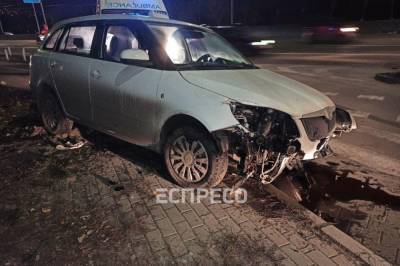 В Киеве водитель такси умер за рулем, и машина вылетела на тротуар - vkcyprus.com - Украина - Киев