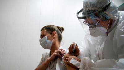Анна Попова - Наталья Шиндряева - В России 50% населения прошли вакцинацию от гриппа - russian.rt.com - Москва