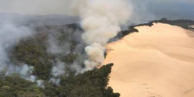 Новый удар по Австралии. Лесные пожары охватили уникальный остров, жителей и туристов пришлось эвакуировать — фото, видео - nv.ua - Австралия - Брисбен