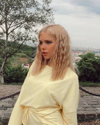 "Сладкие 21": Звезда сериала "Школа" поразила фигурой на фото - ivona.bigmir.net