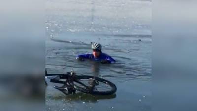 Спасение провалившегося под лед велосипедиста попало на видео - vesti.ru - Атырау