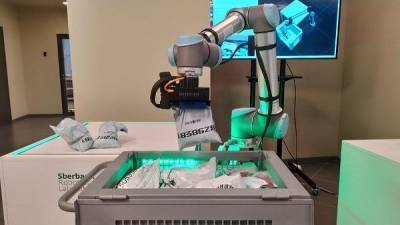 Сбербанк и Microsoft создали робота, который таскает мешки с деньгами и может добывать нефть. Видео - cnews.ru
