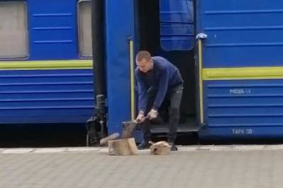 Проводник "Укрзализныци" рубит дрова на перроне для обогрева вагонов. Видео - vkcyprus.com - Украина - Одесса