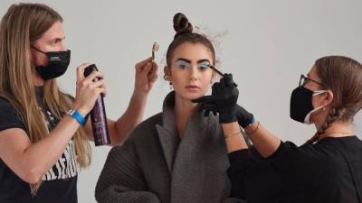 Лиля Коллинз - Монохромный макияж: идея от Лили Коллинз, который она использовала для MTV Movie & TV Awards - 24tv.ua