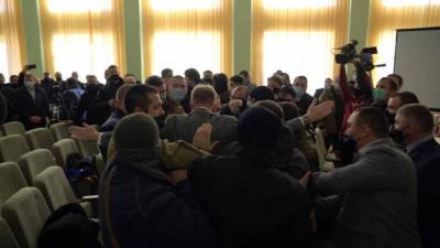 На сессии Сумского райсовета произошла масштабная драка из-за объединения "ОПЗЖ" и "Слуги народа": видео - dialog.ua - Одесса - Сумы