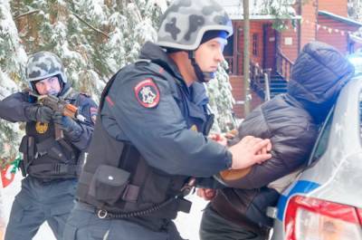 Полицейским в России разрешат досматривать людей и вскрывать машины - pnp.ru