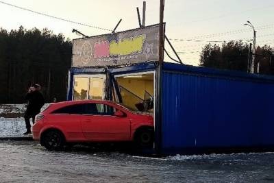 В Иванове легковой автомобиль снес часть павильона с пиротехникой - mkivanovo.ru