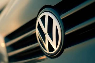 Борис Джонсон - Volkswagen разработает бюджетный электрокар для массового рынка - autostat.ru - Англия