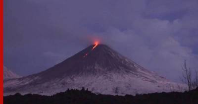 Поток лавы после извержения вулкана на Камчатке сняли на видео - profile.ru